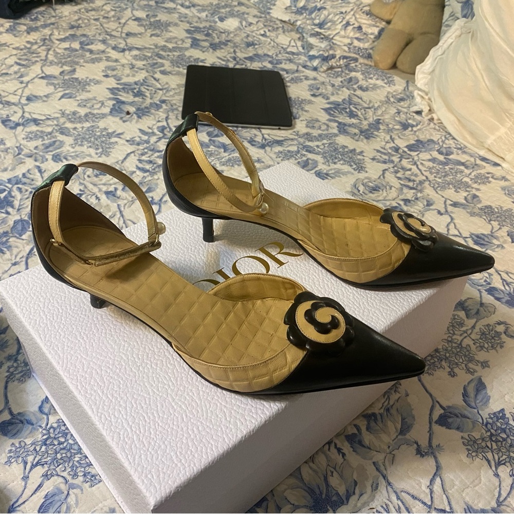 Black tan CHANEL ankle strap kitten heel shoes pearls and Camilla 38.5 7.5